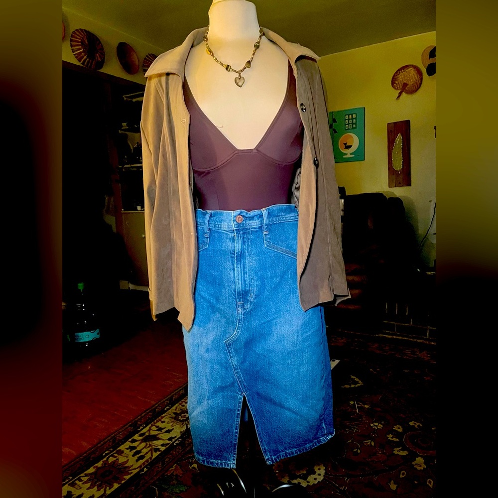 Good condition Gap jean skirt size 6… will bundle with any other item.